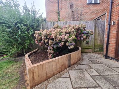 YOU DON'T HAVE TO BE SQUARE! UNIQUELY SHAPED RAISED BEDS WITH RAILWAY SLEEPERS 