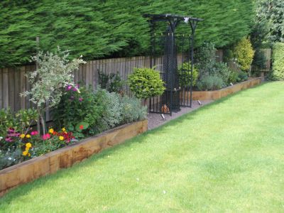 OLD OAK LANDSCAPES REPLACES OLD GARDEN EDGING WITH NEW OAK RAILWAY SLEEPERS