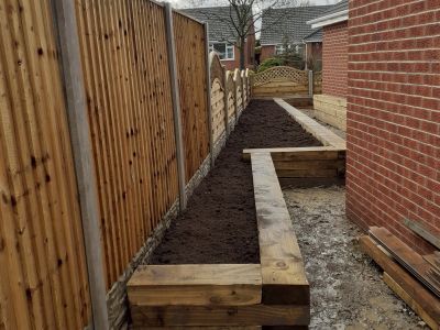AVOIDING CLUTTER! PETE'S NARROW RAISED BED BORDER WITH NEW PINE RAILWAY SLEEPERS