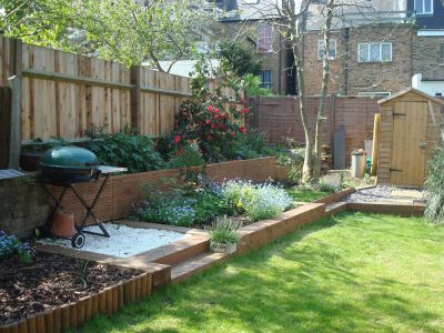 RICHARD & BETH'S SIMPLE EDGING WITH NEW PINE RAILWAY SLEEPERS MAKES ALL THE DIFFERENCE
