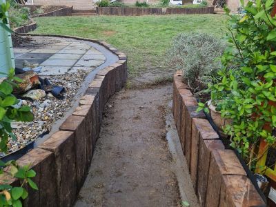 STEPHEN WATTY'S CURVED LANDSCAPING SKILLS WITH USED OAK RAILWAY SLEEPERS