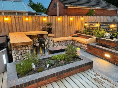 ANDY'S BEAUTIFULLY DESIGNED PATIO SITTING AREA WITH NEW OAK RAILWAY SLEEPERS