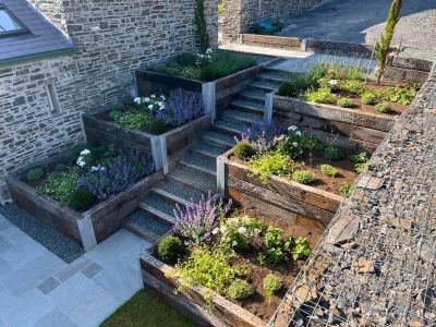 A BRILLIANT EXAMPLE OF LANDSCAPING A SLOPE WITH RAILWAY SLEEPERS!